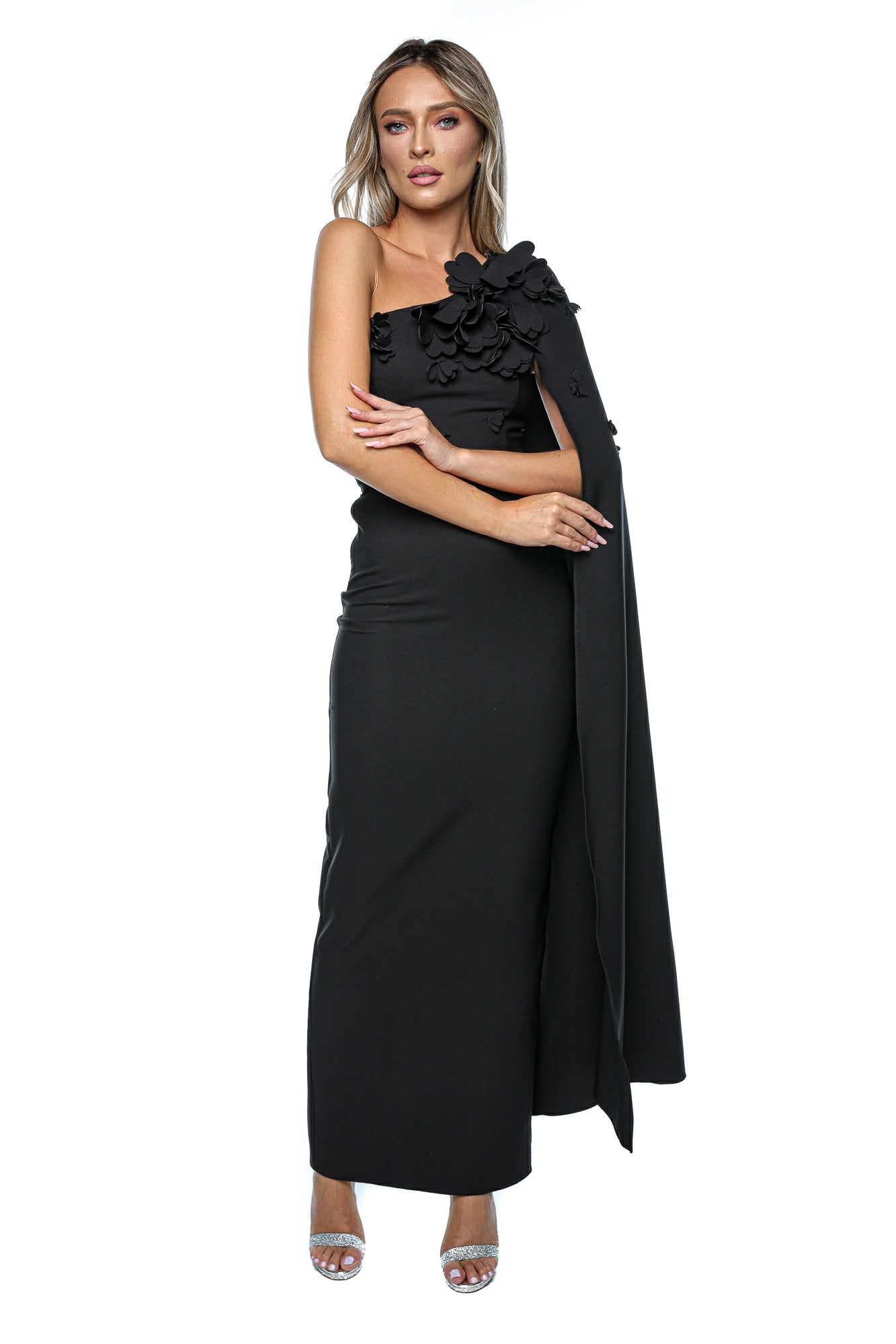 Rochie lunga neagra eleganta cu un umar si aplicatii florale 3D