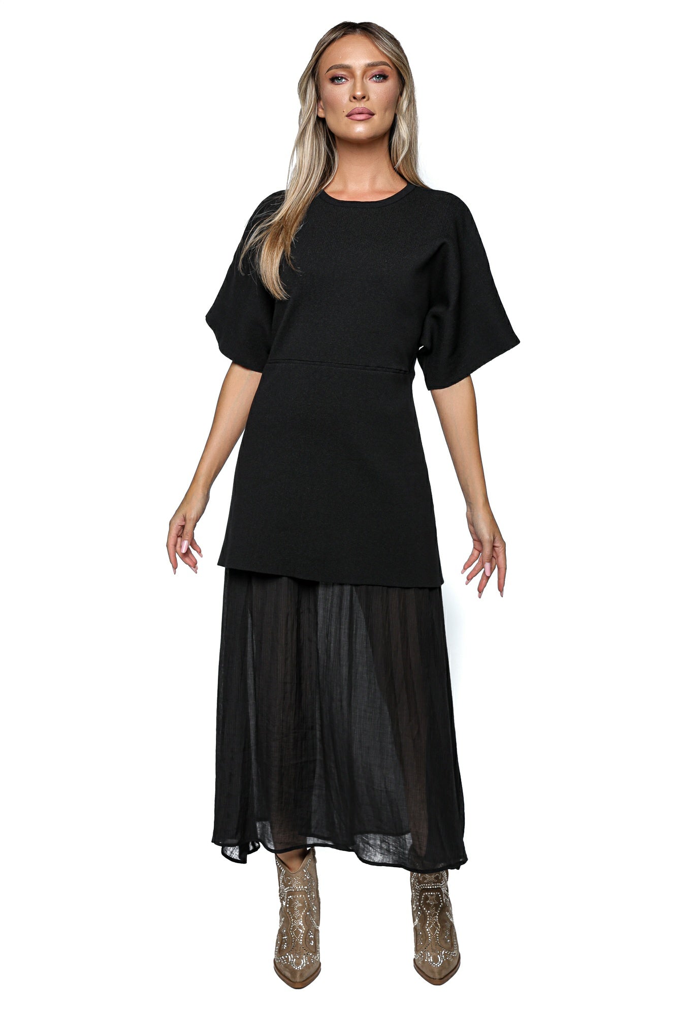 Rochie lungă cu top lejer și fustă plisată