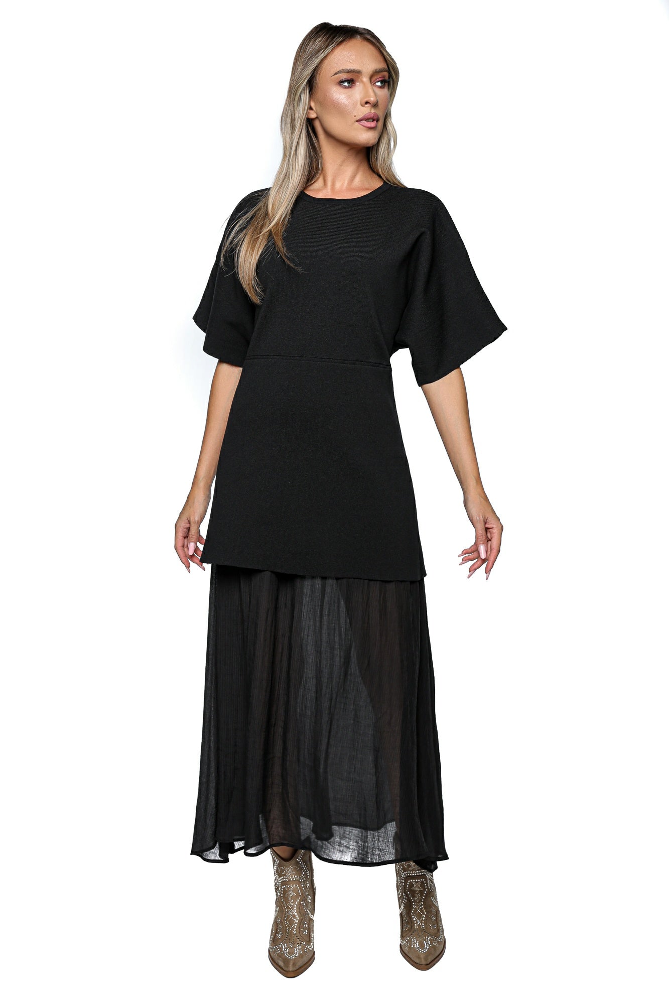 Rochie lungă cu top lejer și fustă plisată