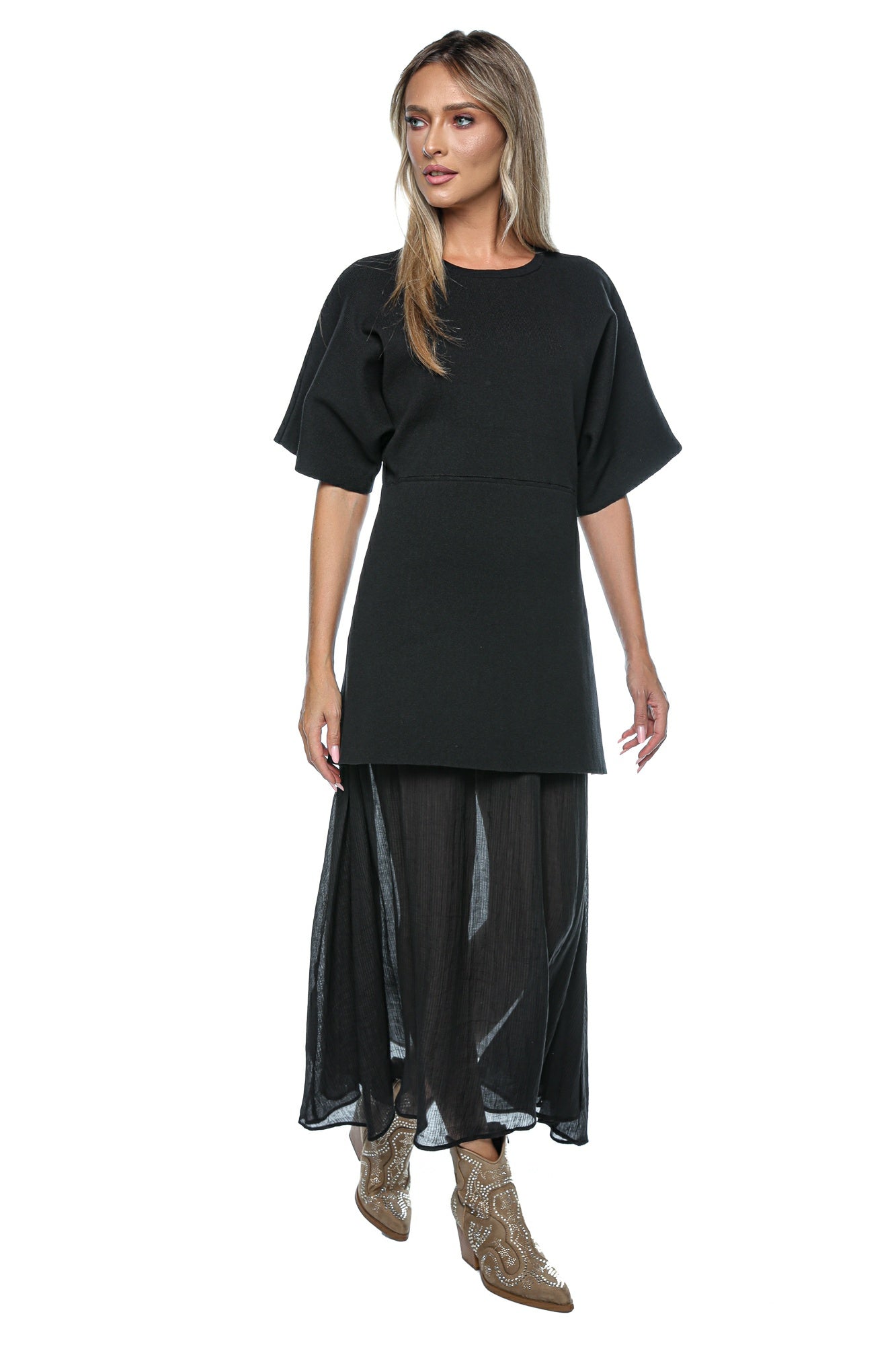 Rochie lungă cu top lejer și fustă plisată