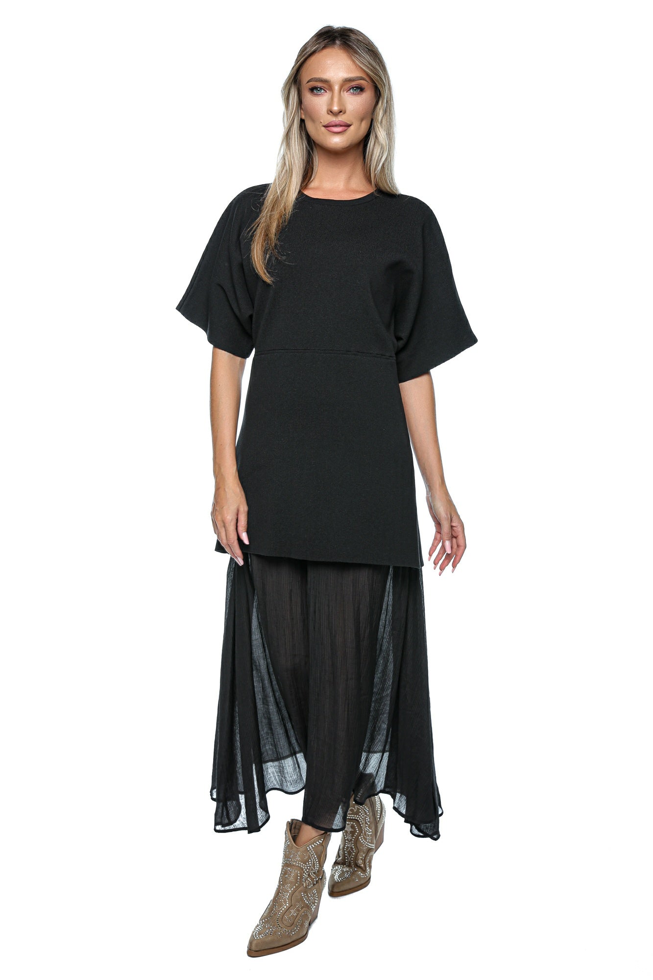 Rochie lungă cu top lejer și fustă plisată