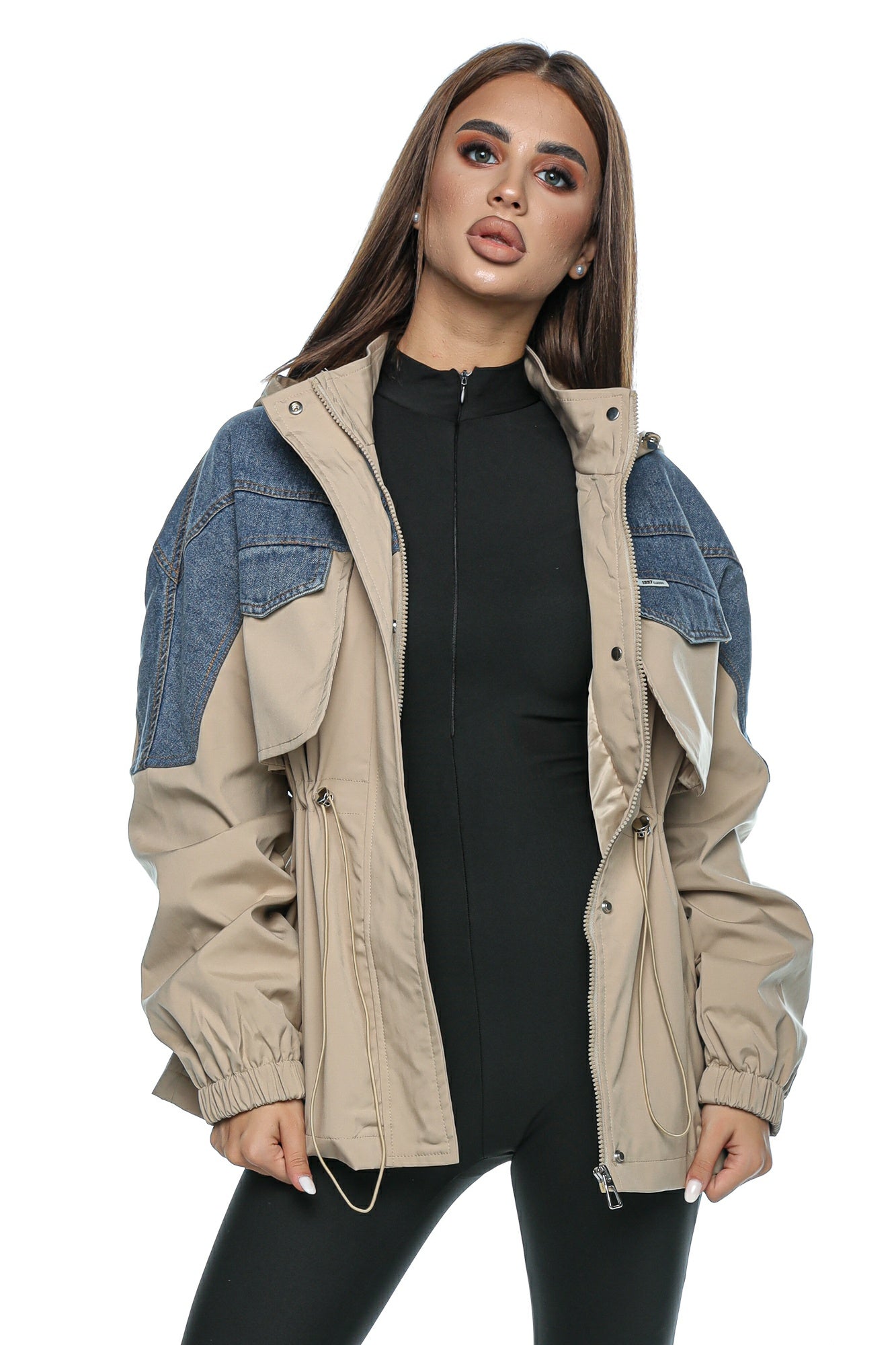 Geacă bej cu inserții din denim și glugă