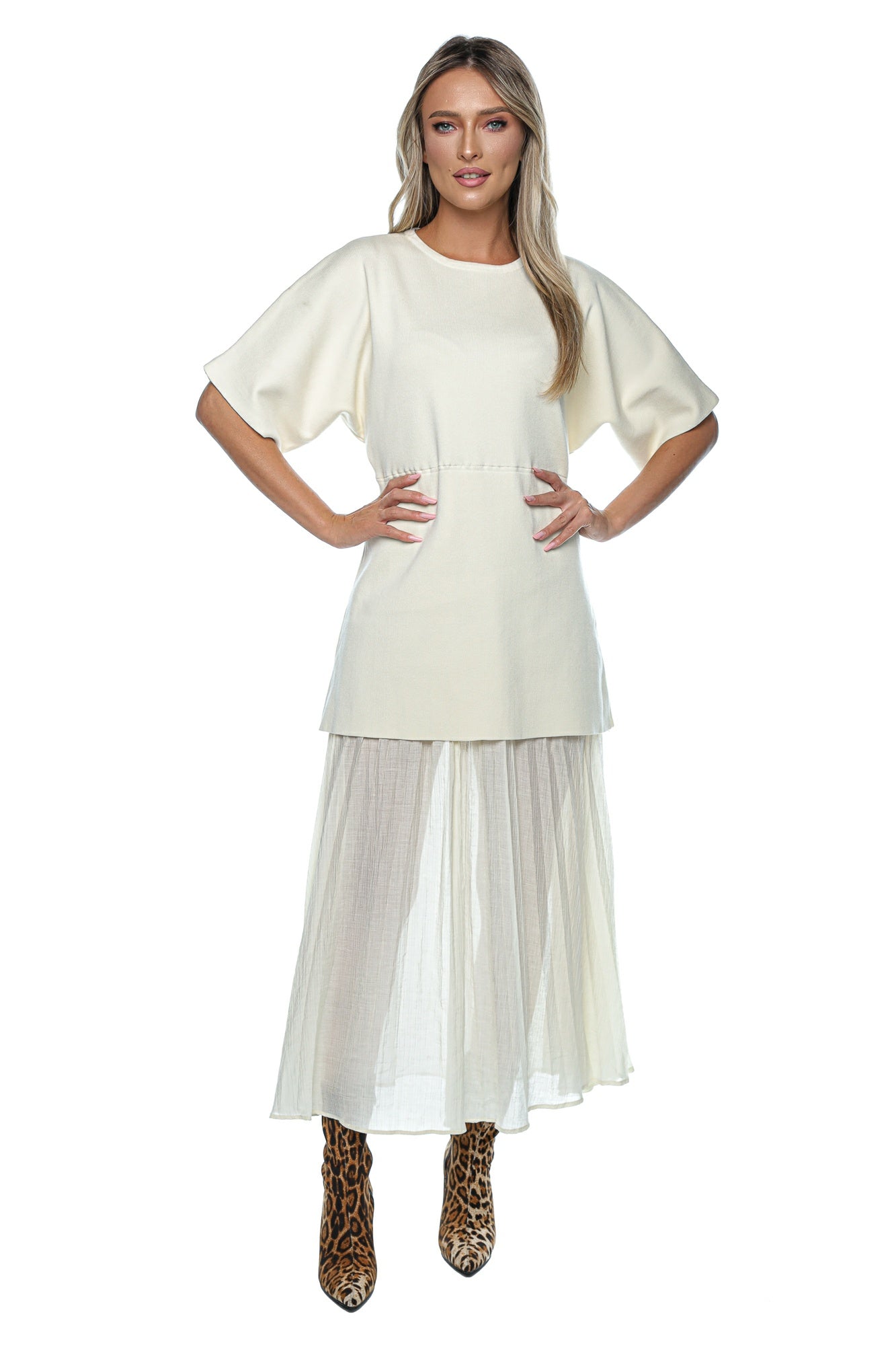 Rochie lungă cu top lejer și fustă plisată