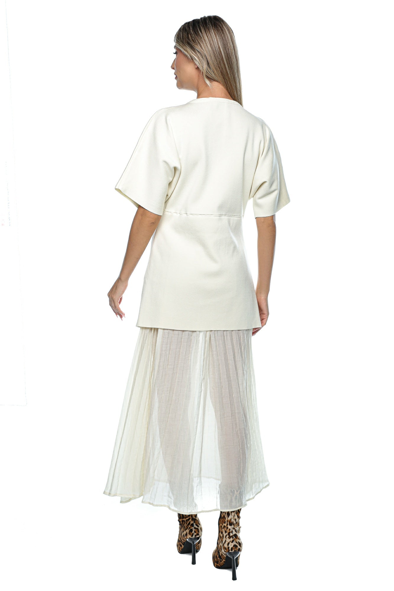 Rochie lungă cu top lejer și fustă plisată
