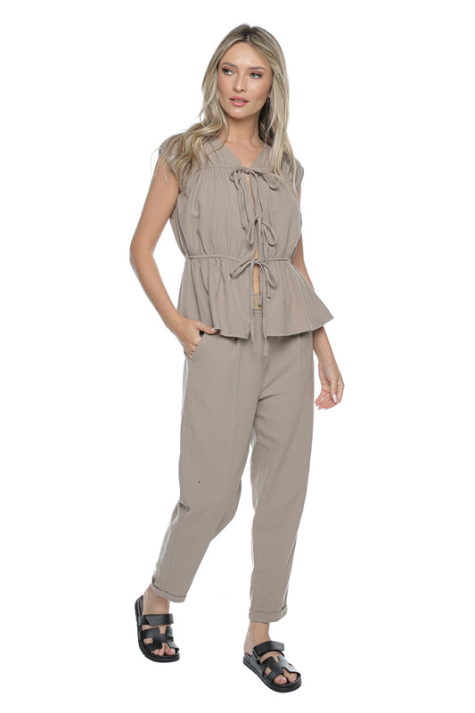 Pantaloni bej conici din material texturat  talie medie stil casual chic