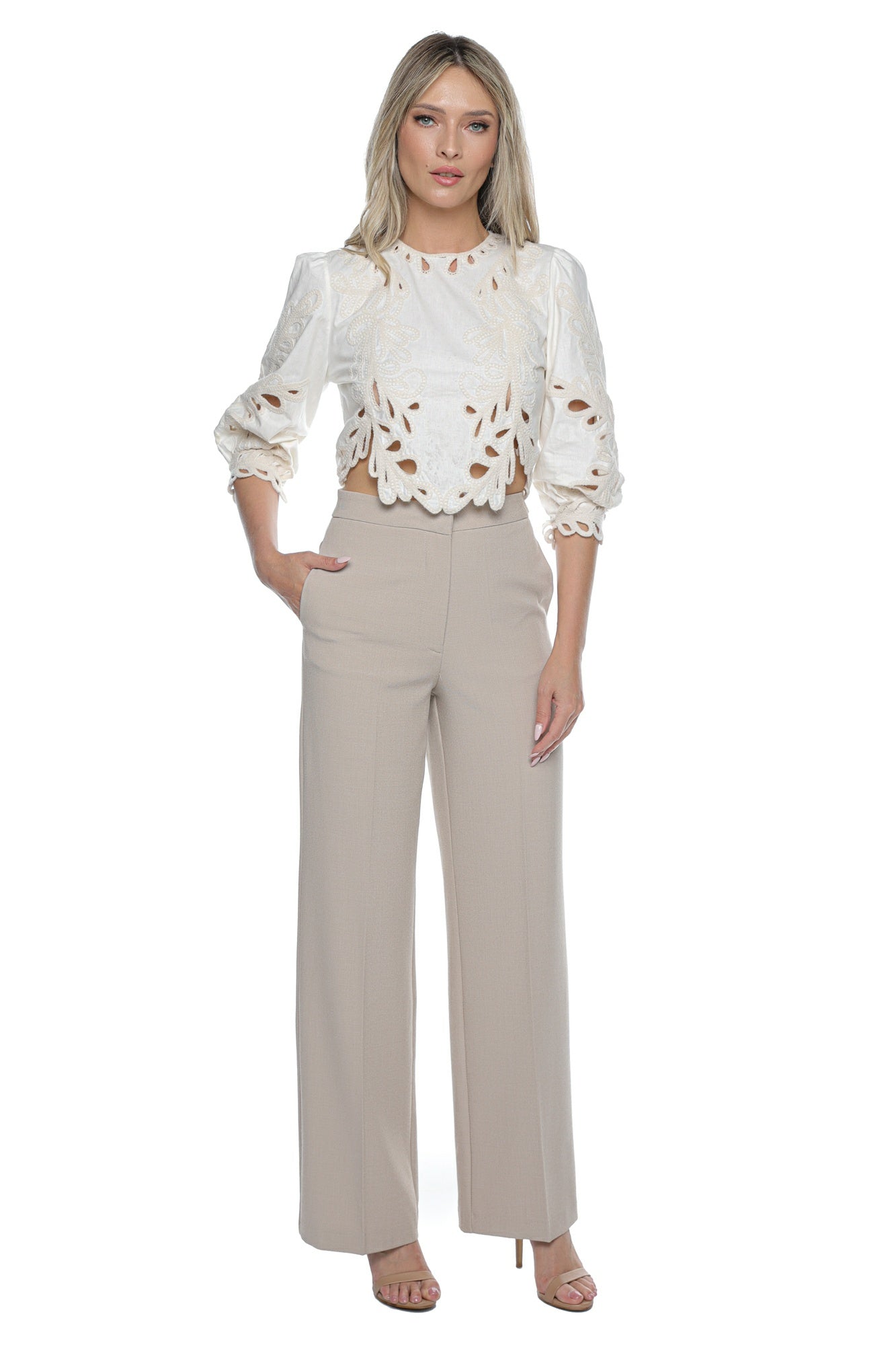 Pantaloni bej eleganți cu croială dreaptă  design office chic