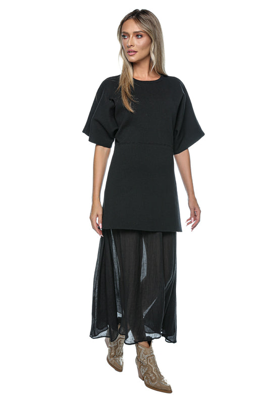 Rochie lungă cu top lejer și fustă plisată