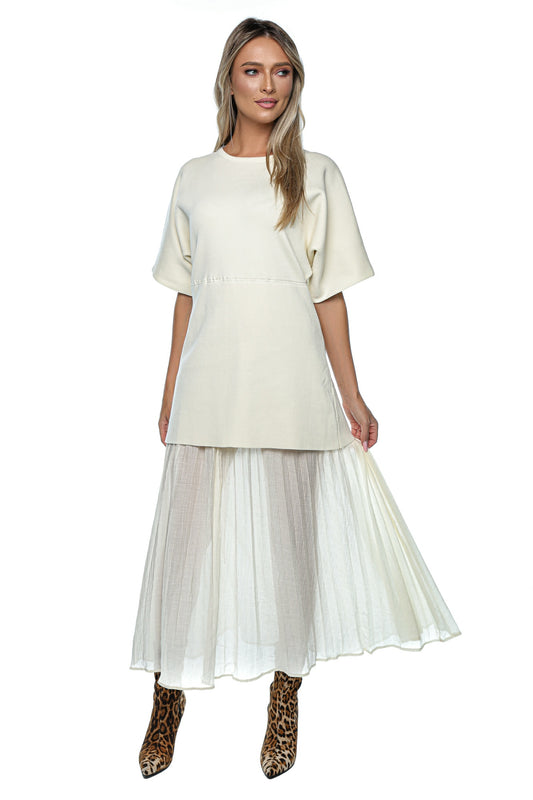 Rochie lungă cu top lejer și fustă plisată