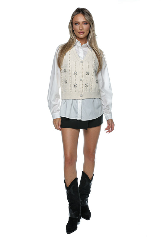 Set dama camasa alba si vesta nasturi perle flori stras